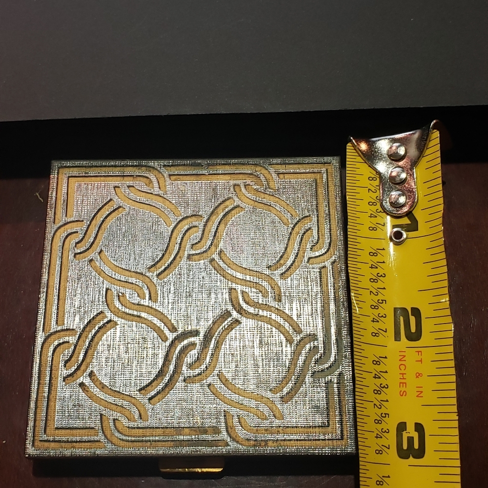 Volupte Makeup Compact - Picture 12 of 13